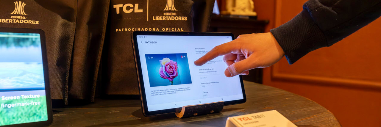 Mano sobre tableta